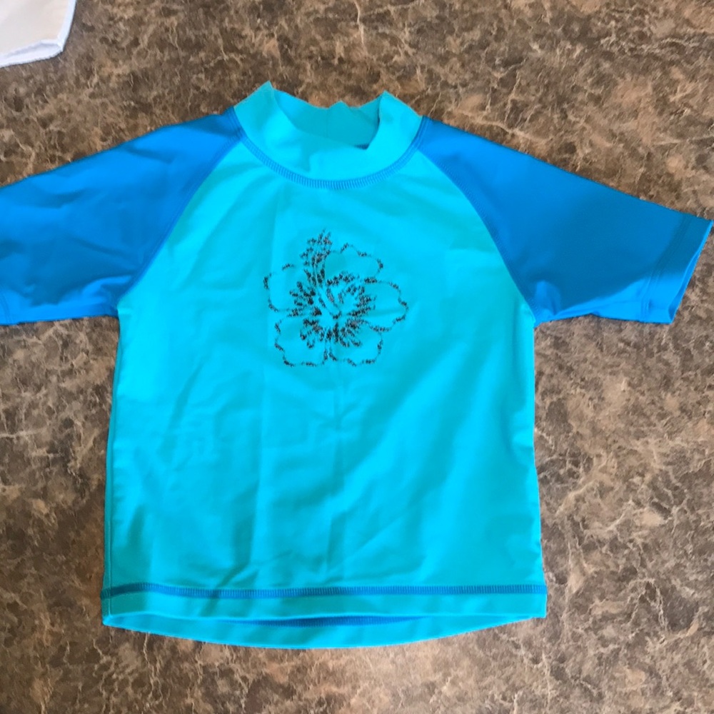 Size 3 sportek rash guard